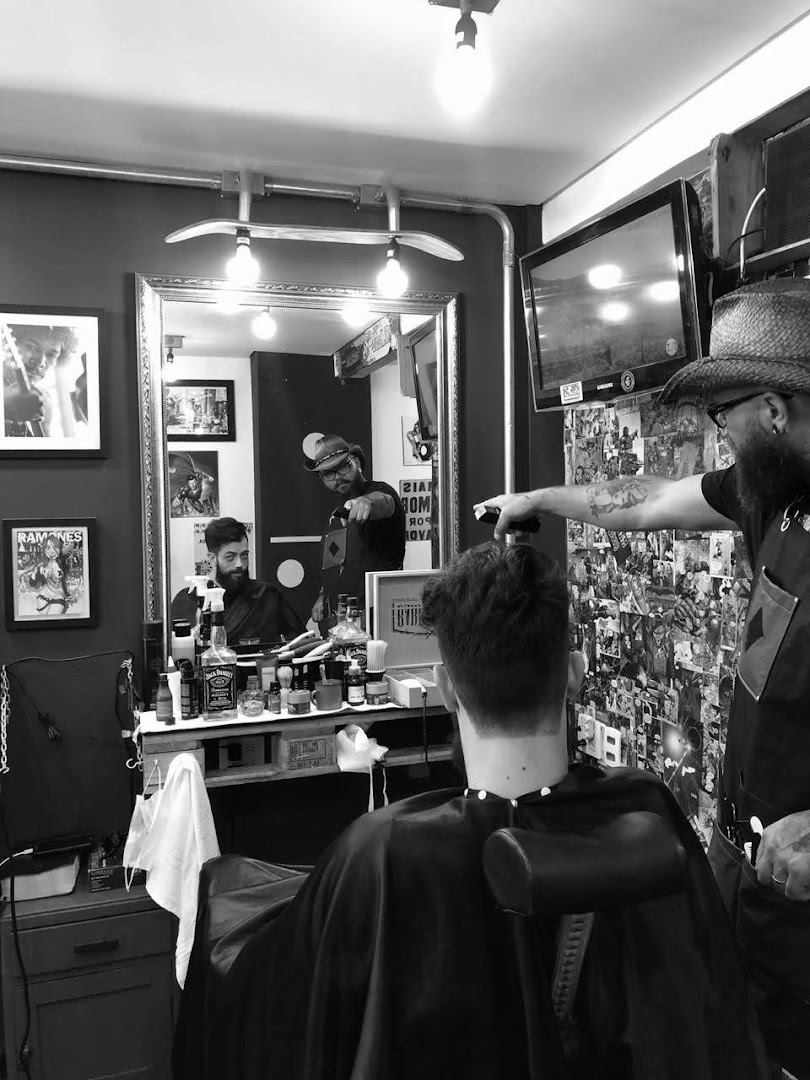 Corte em andamento na Barbearia Godoy